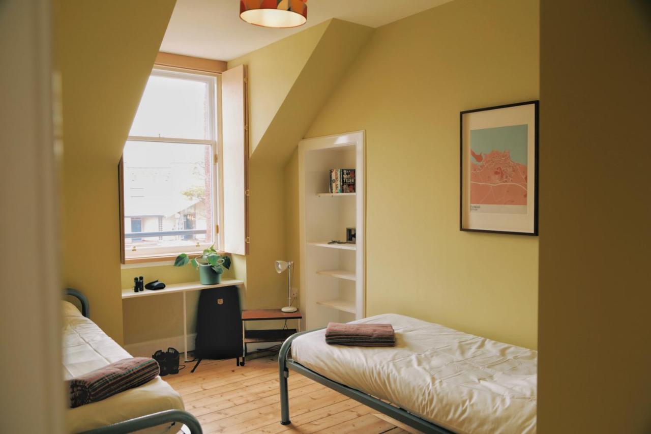The Dolphin Inn Hostel Данбар Экстерьер фото