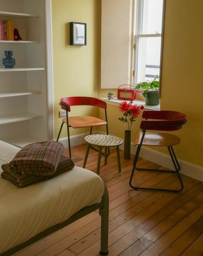 The Dolphin Inn Hostel Данбар Экстерьер фото