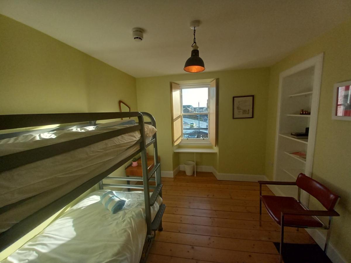 The Dolphin Inn Hostel Данбар Экстерьер фото