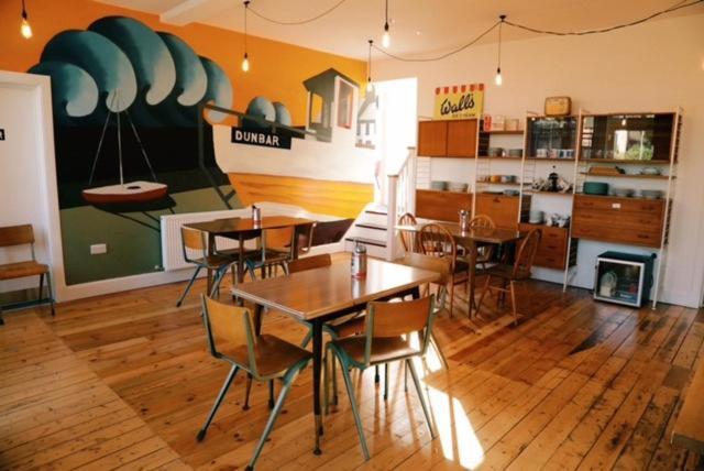 The Dolphin Inn Hostel Данбар Экстерьер фото