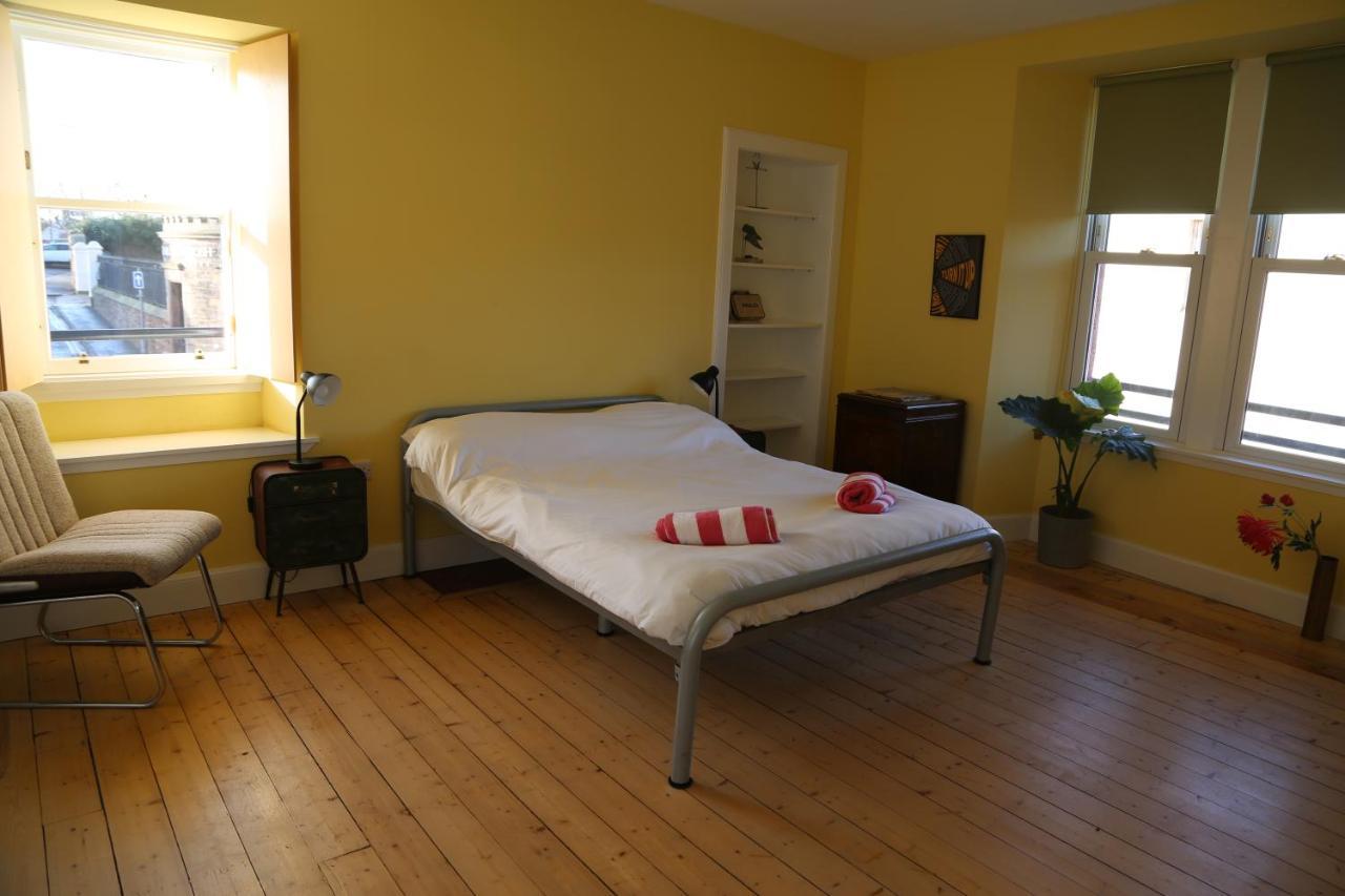 The Dolphin Inn Hostel Данбар Экстерьер фото