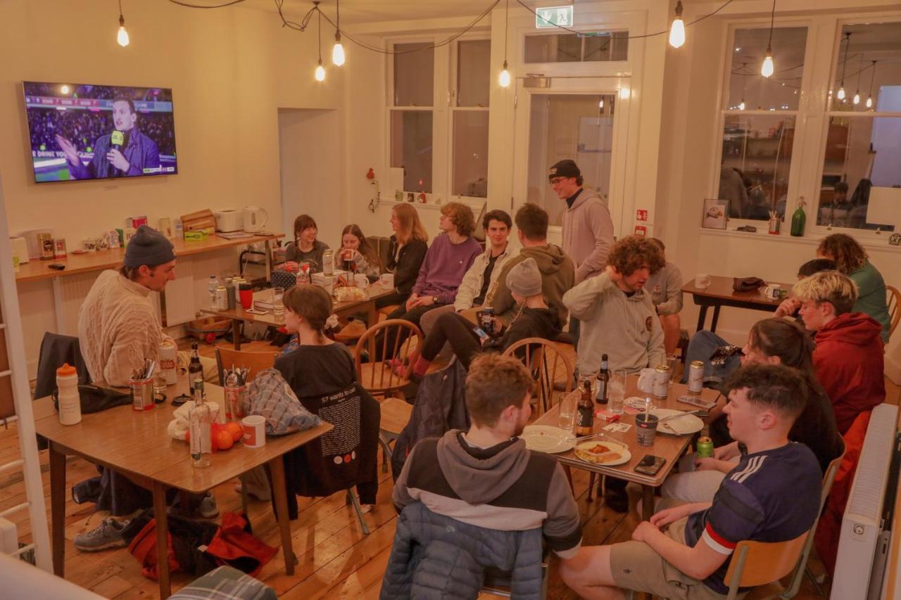 The Dolphin Inn Hostel Данбар Экстерьер фото