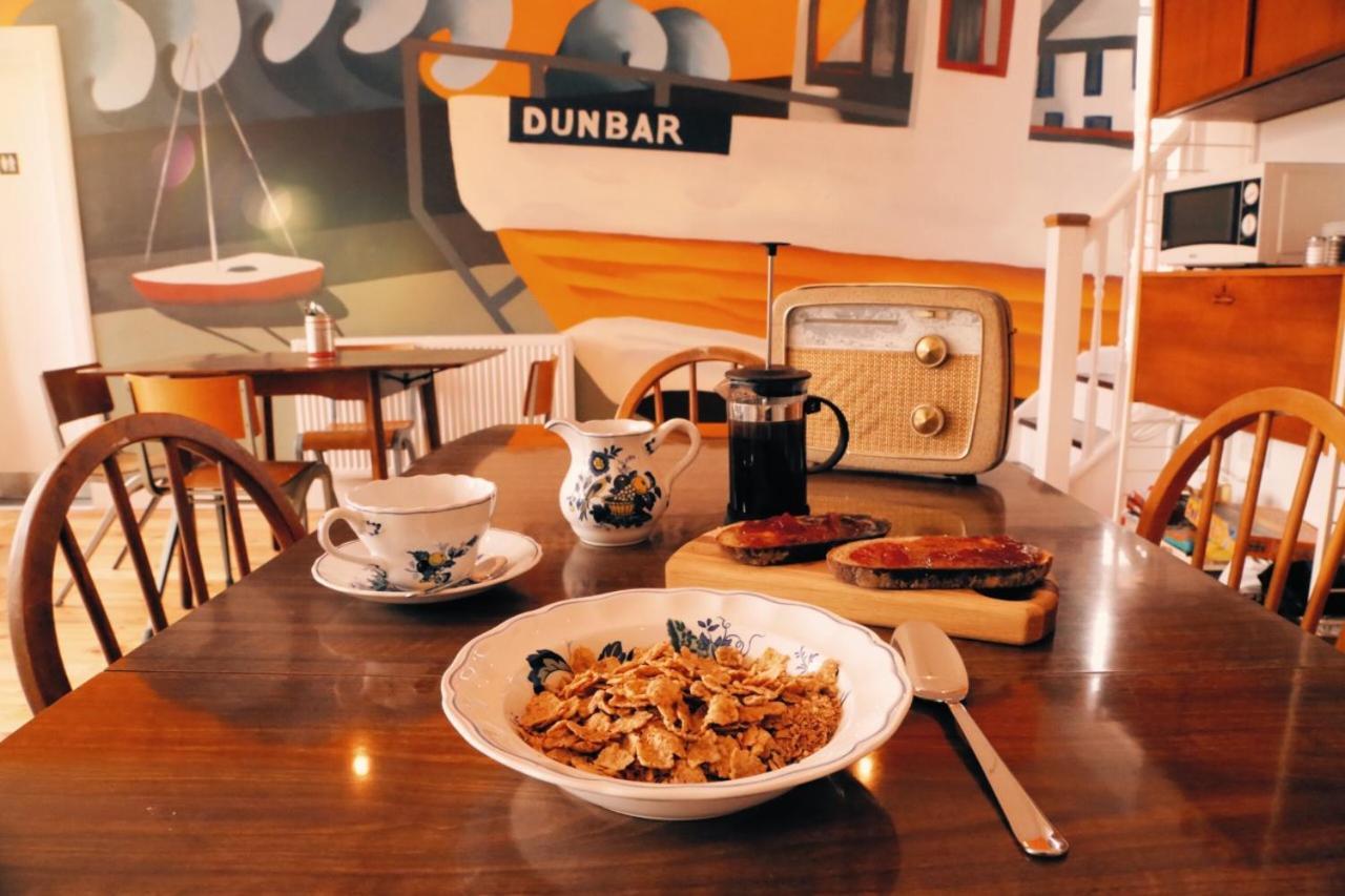 The Dolphin Inn Hostel Данбар Экстерьер фото